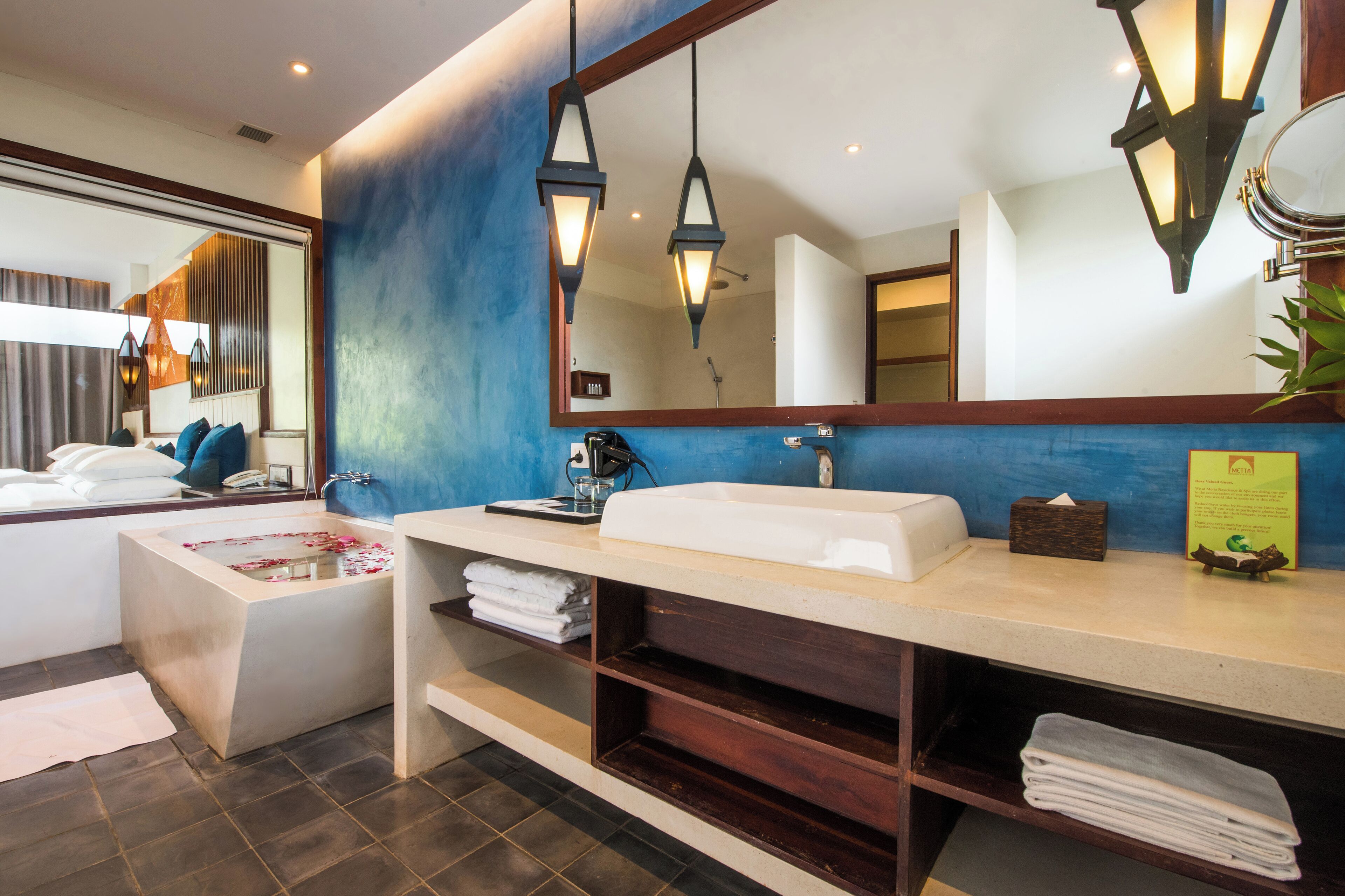 family suite pool view | bathroom | separate bathtub and shower, jetted bath, free toiletries, hair dryer