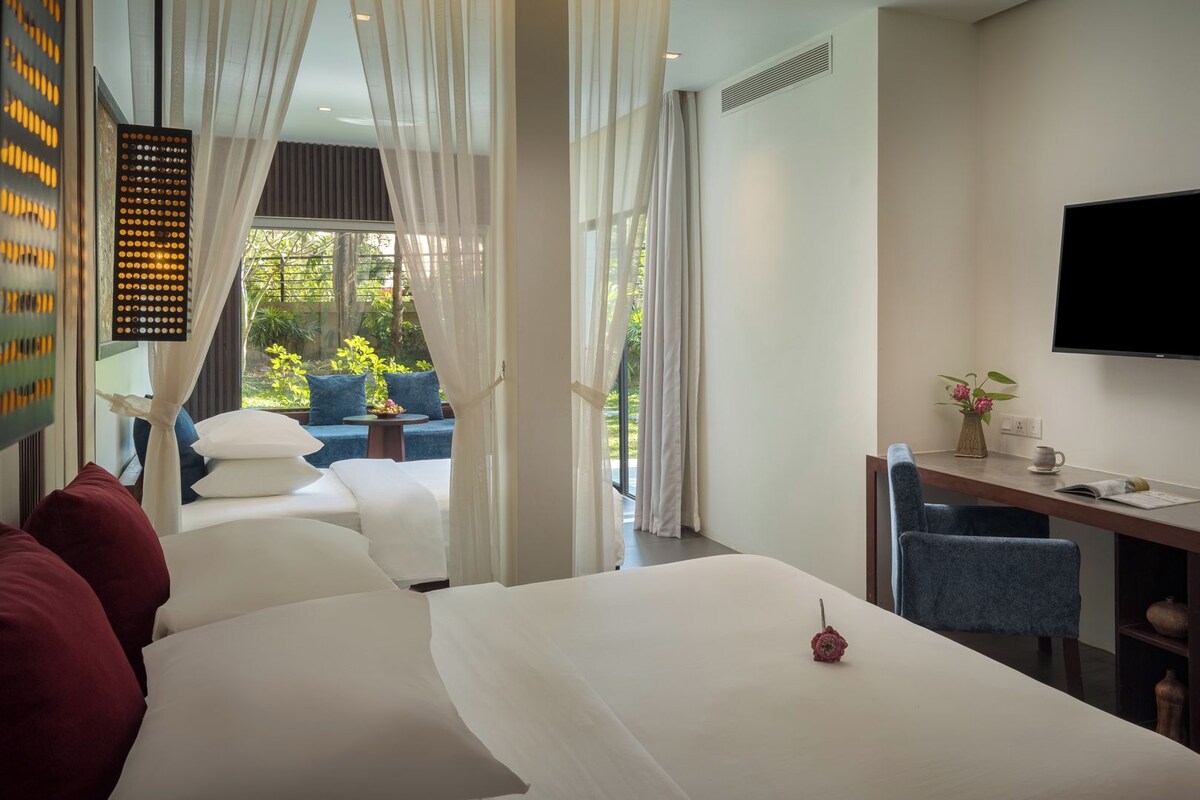 Premium bedding, minibar, in-room safe, desk
