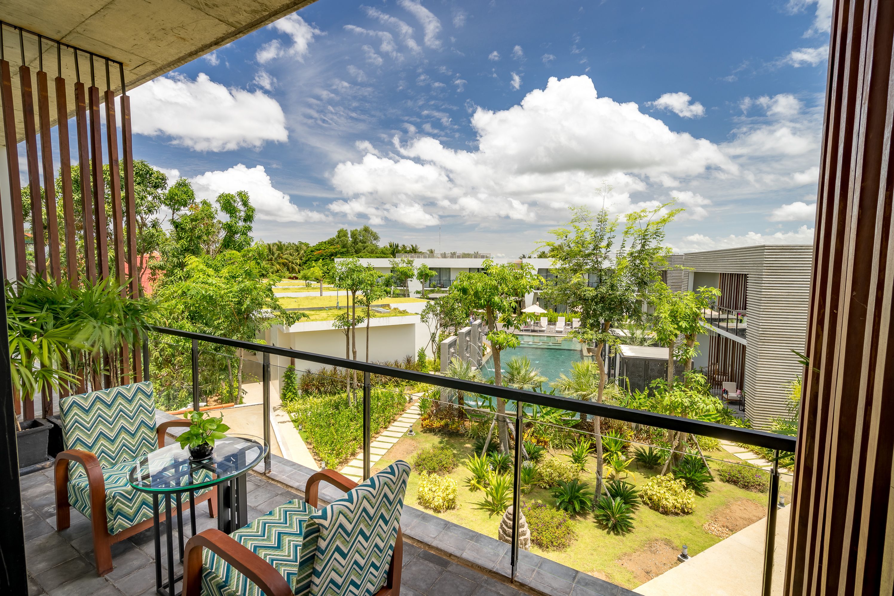 Suite, pemandangan kolam renang (Residence) | Seprai premium, minibar, brankas, dan meja kerja
