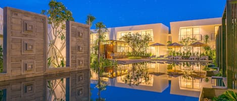 Piscine extérieure, parasols de plage, chaises longues