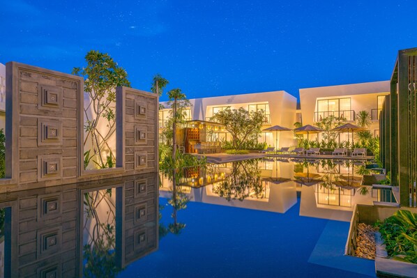 Outdoor pool, open 10:00 AM to 10:00 PM, pool umbrellas, sun loungers - Metta Residence & Spa (Siem Reap)