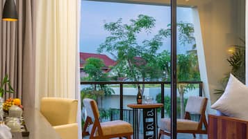 Junior Suite Twin Pool View | Living area