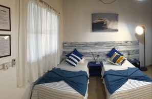 Chambre Double ou avec lits jumeaux | Coffres-forts dans les chambres, bureau, Wi-Fi gratuit