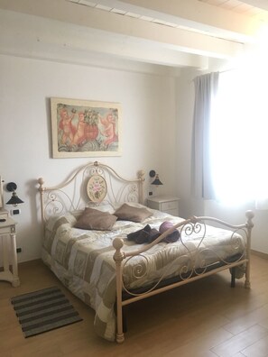 In-room safe, individually decorated, individually furnished, desk