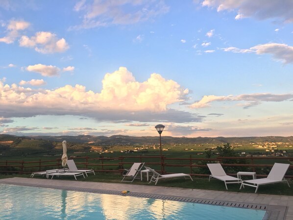 สระว่ายน้ำกลางแจ้ง, ร่มริมสระว่ายน้ำ, เก้าอี้อาบแดดริมสระ