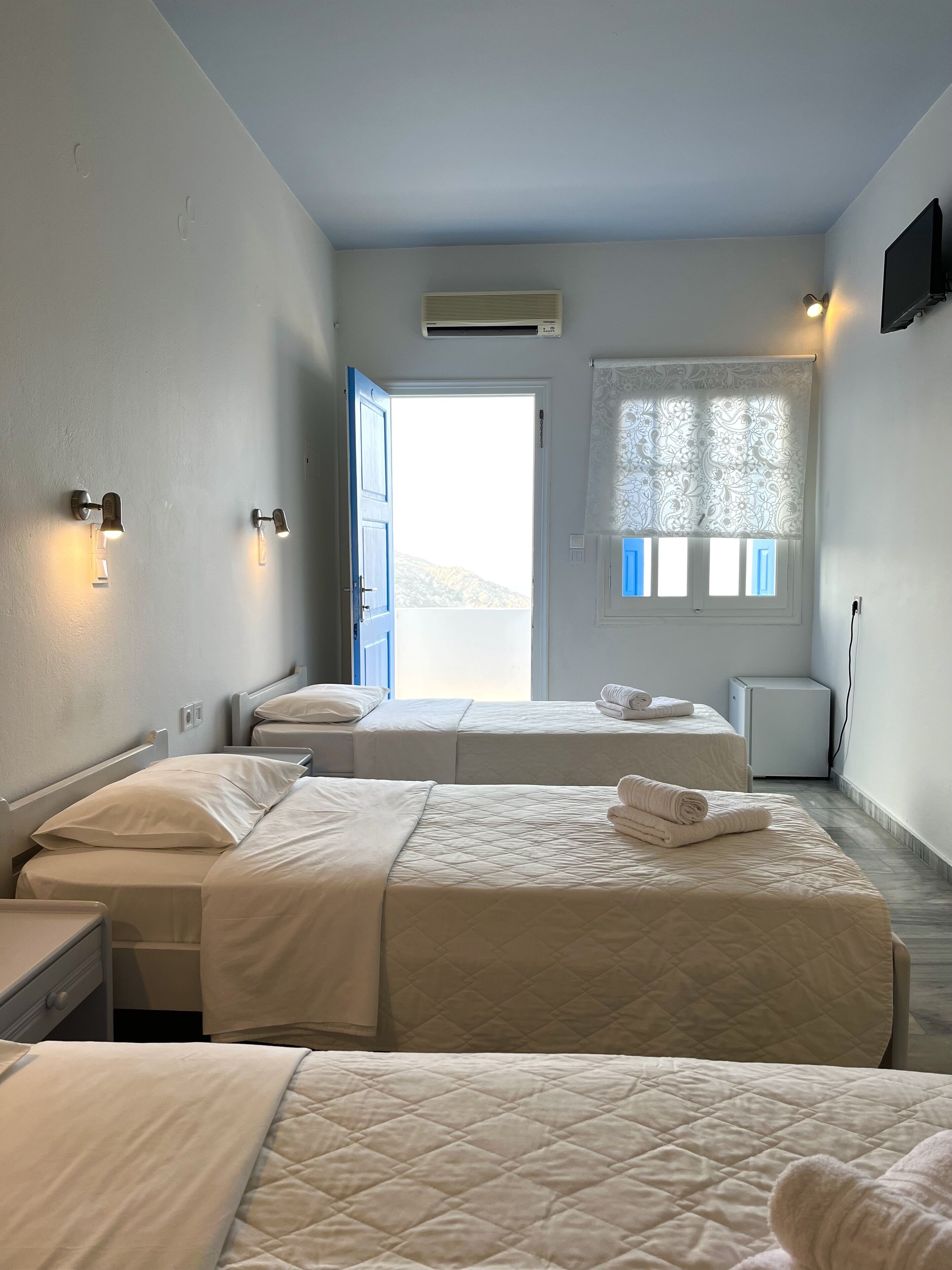 economy triple room | in-room safe, free cots/infant beds, bed sheets