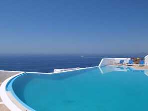 Piscine extérieure, parasols de plage, chaises longues
