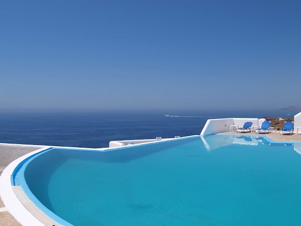 Piscina externa, guarda-sóis, espreguiçadeiras