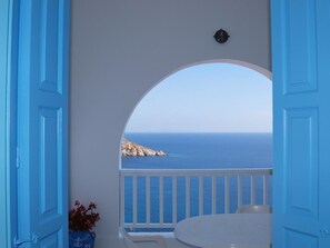 Quarto triplo, vista para o mar | Terraço/pátio