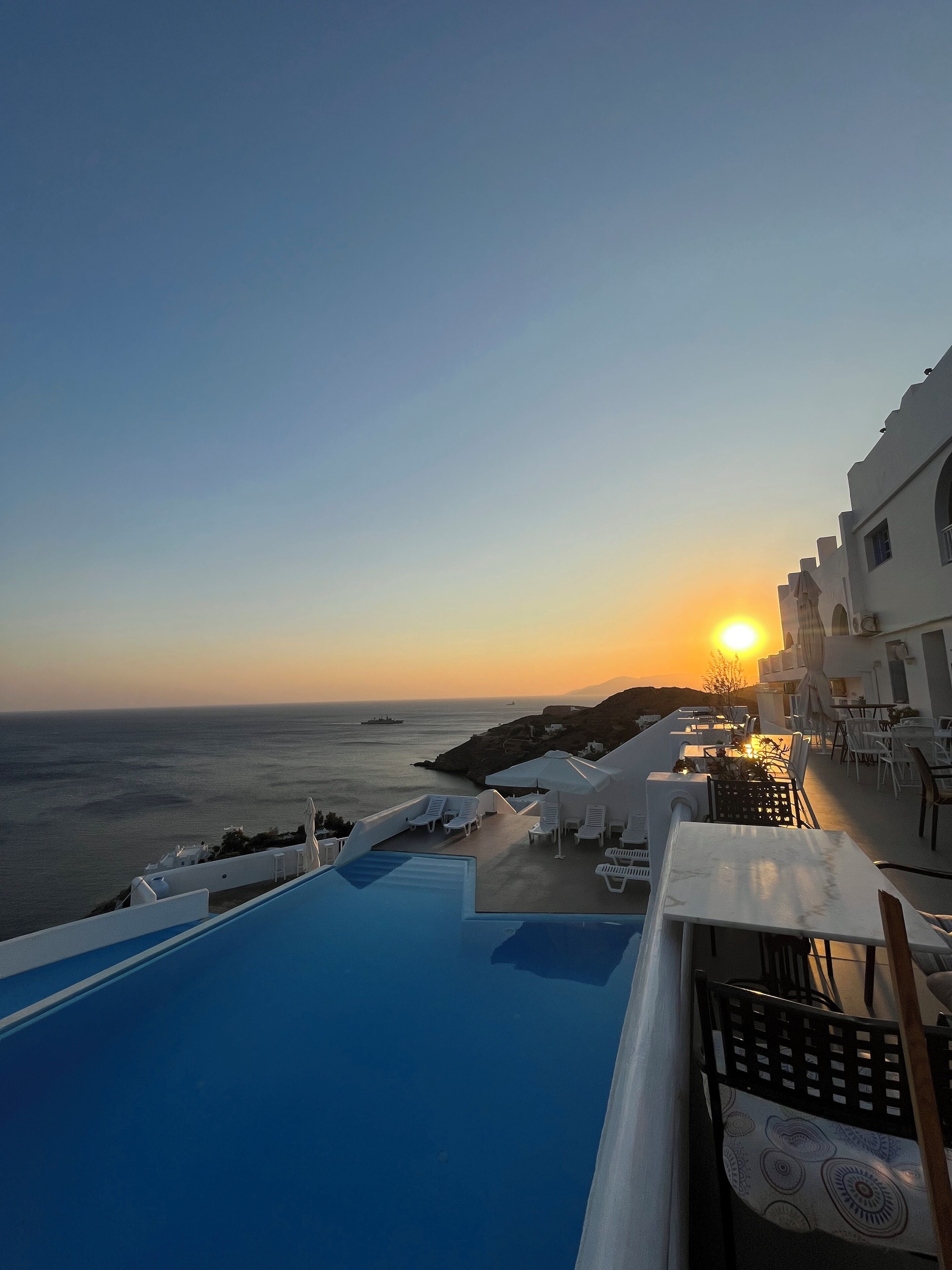 Piscina all'aperto, ombrelloni da piscina, lettini