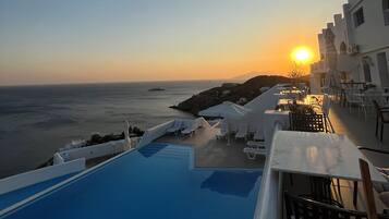 Piscina all'aperto, ombrelloni da piscina, lettini