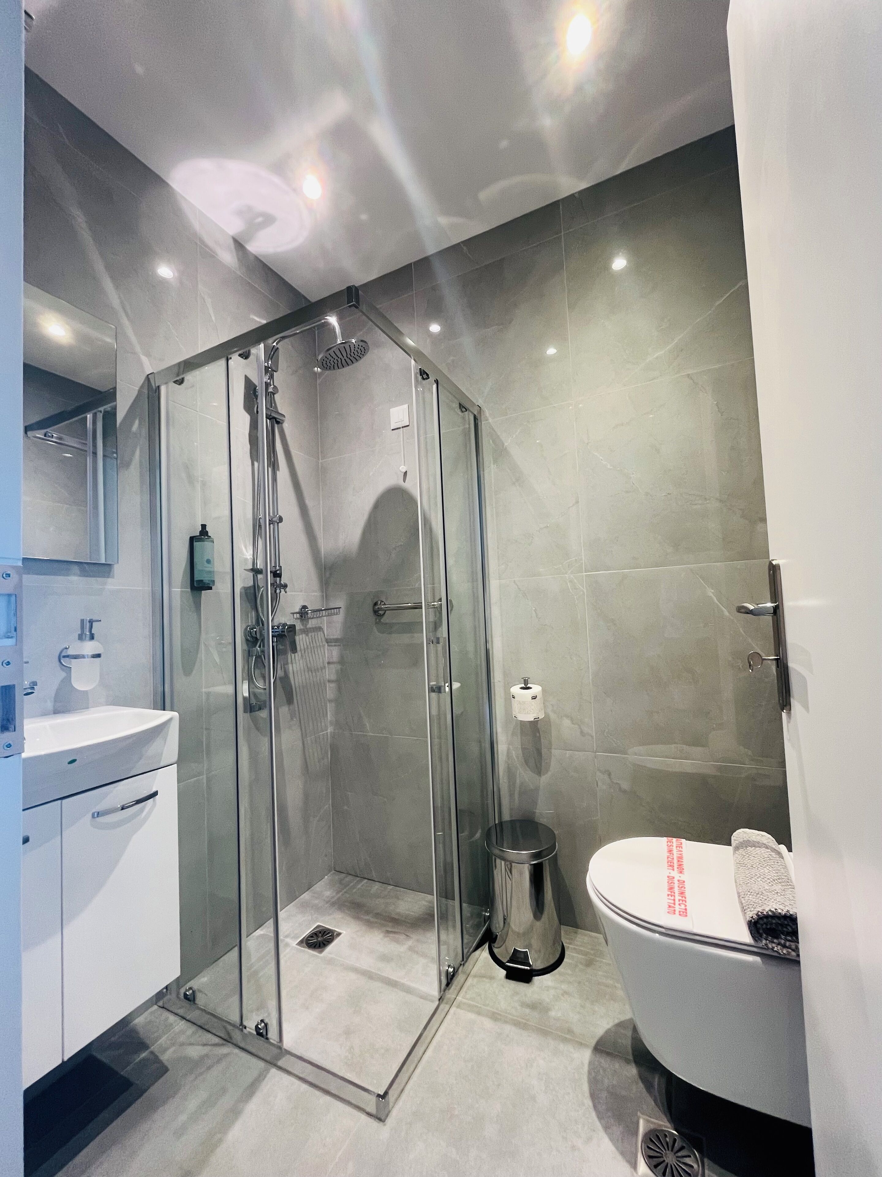 shower, free toiletries, hair dryer, towels