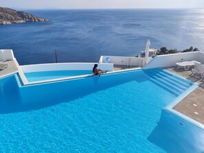 Piscine extérieure, parasols de plage, chaises longues