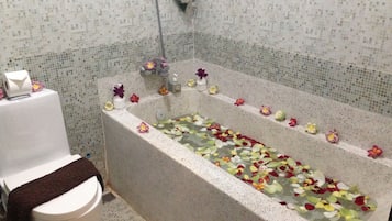 Articles de toilette gratuits, sĂšche-cheveux, chaussons