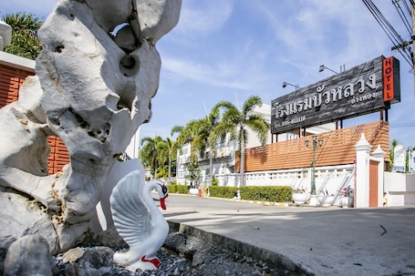 Exterior detail. Bualuang Angthong Hotel