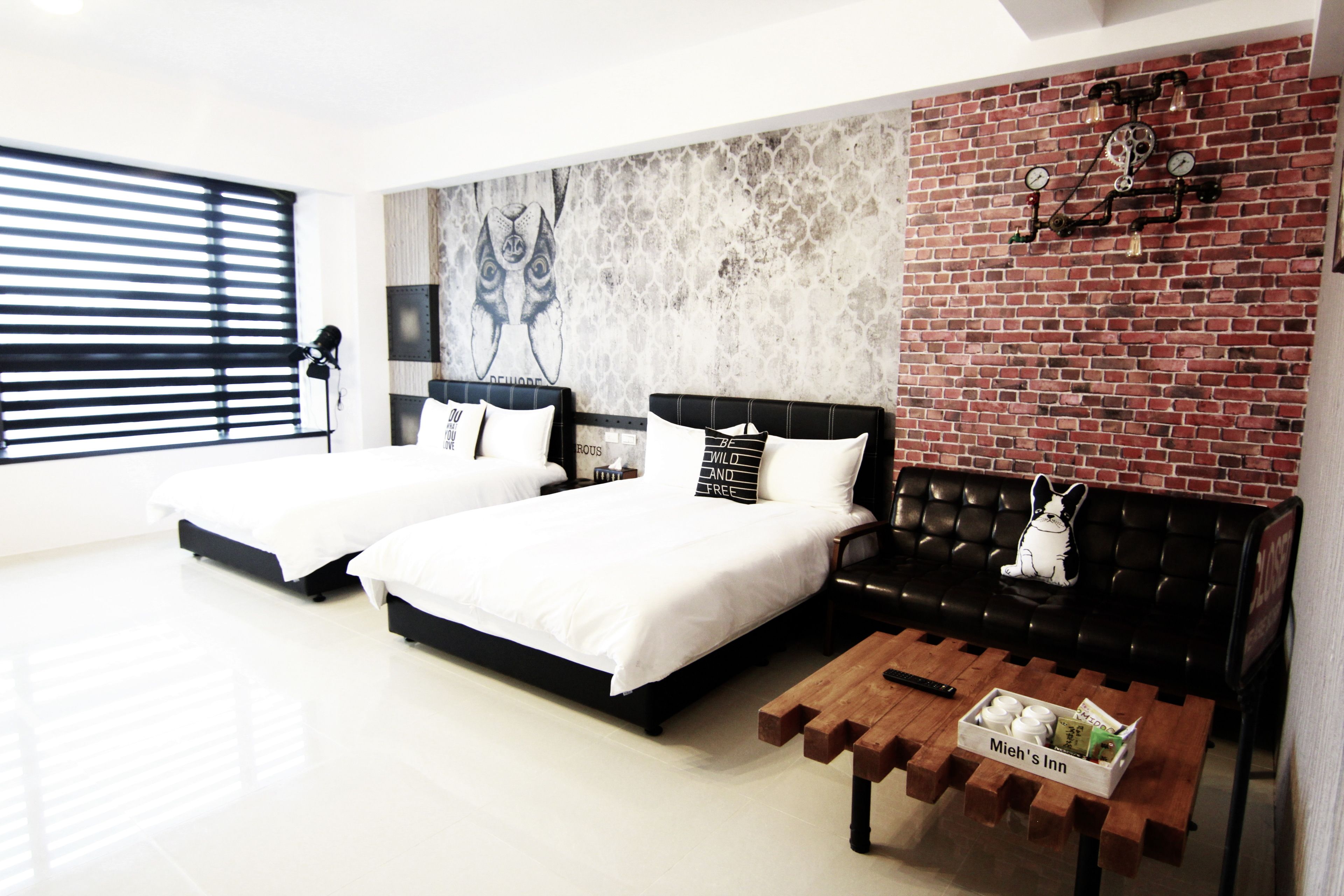 Vierbettzimmer | Individuell dekoriert, individuell eingerichtet, Schreibtisch