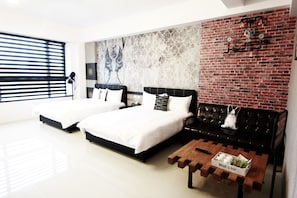 Neljän hengen huone | Yksilöllisesti sisustettu, yksilöllisesti kalustettu, työpöytä