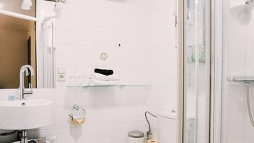 Romantische tweepersoonskamer | Badkamer | Een douche, gratis toiletartikelen, een haardroger, handdoeken