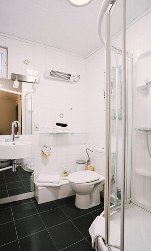 Habitación doble romántica | Baño | Regadera, amenidades de baño gratuitas, secadora de cabello, toallas 