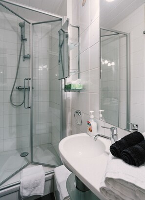 Comfort Double Room | Bathroom | Shower, free toiletries, hair dryer, towels - Tripel B (Bruges)