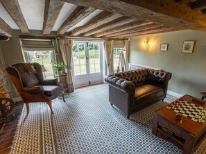 Lounge - Green Farmhouse (Sittingbourne)