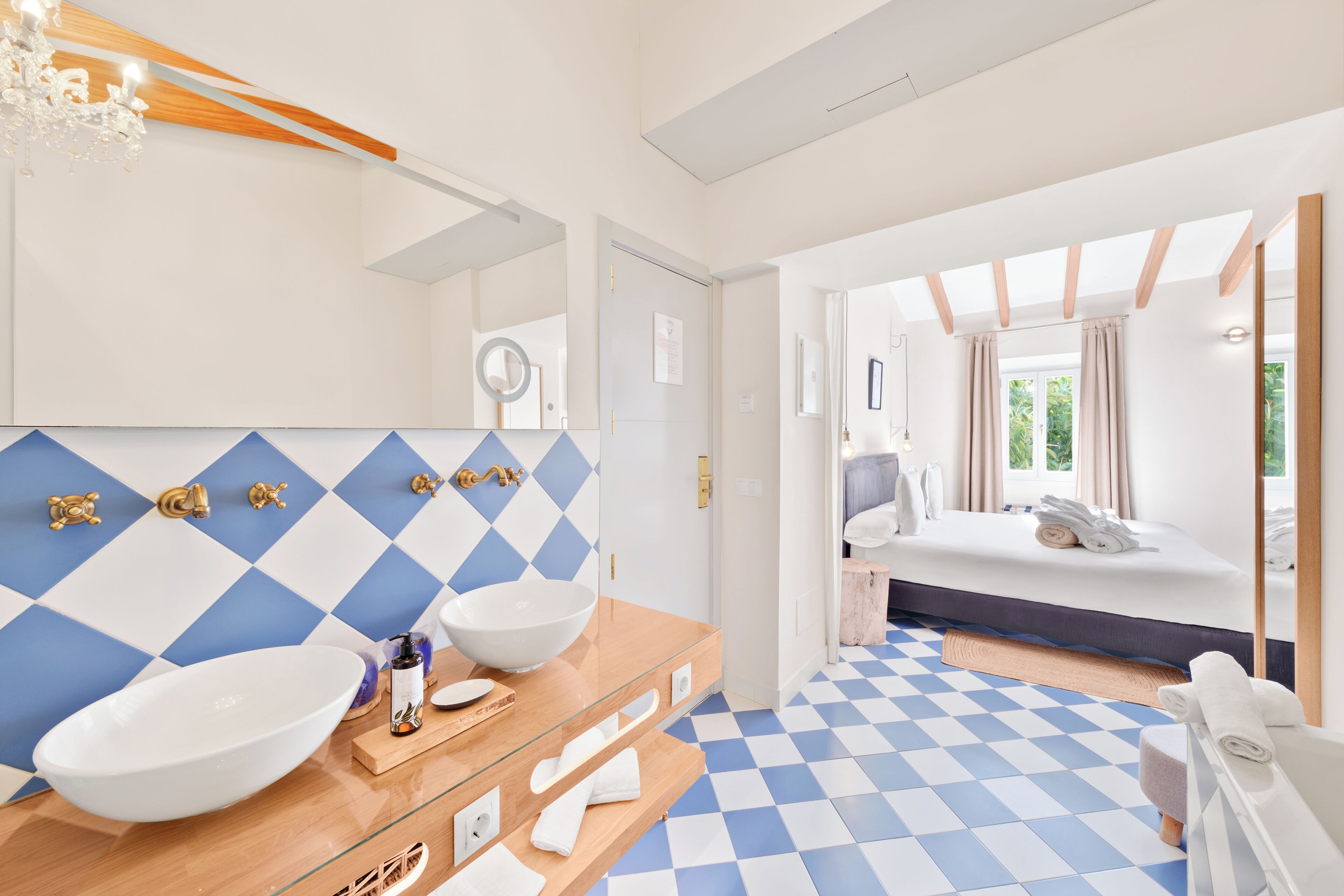 舒適雙人房 (No terrace) | 羽絨被、迷你吧、  客房內保險箱、書桌