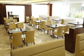 2 Restaurants, Frühstück, Mittagessen, Abendessen, internationale Küche