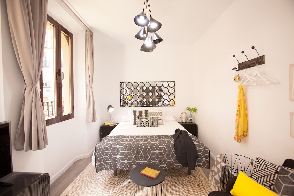 Habitación doble, 1 habitación (Industrial) à Suites del Arenal. Industrial. COME TO SEVILLA | Gebar bulu kapas, dihias secara berasingan