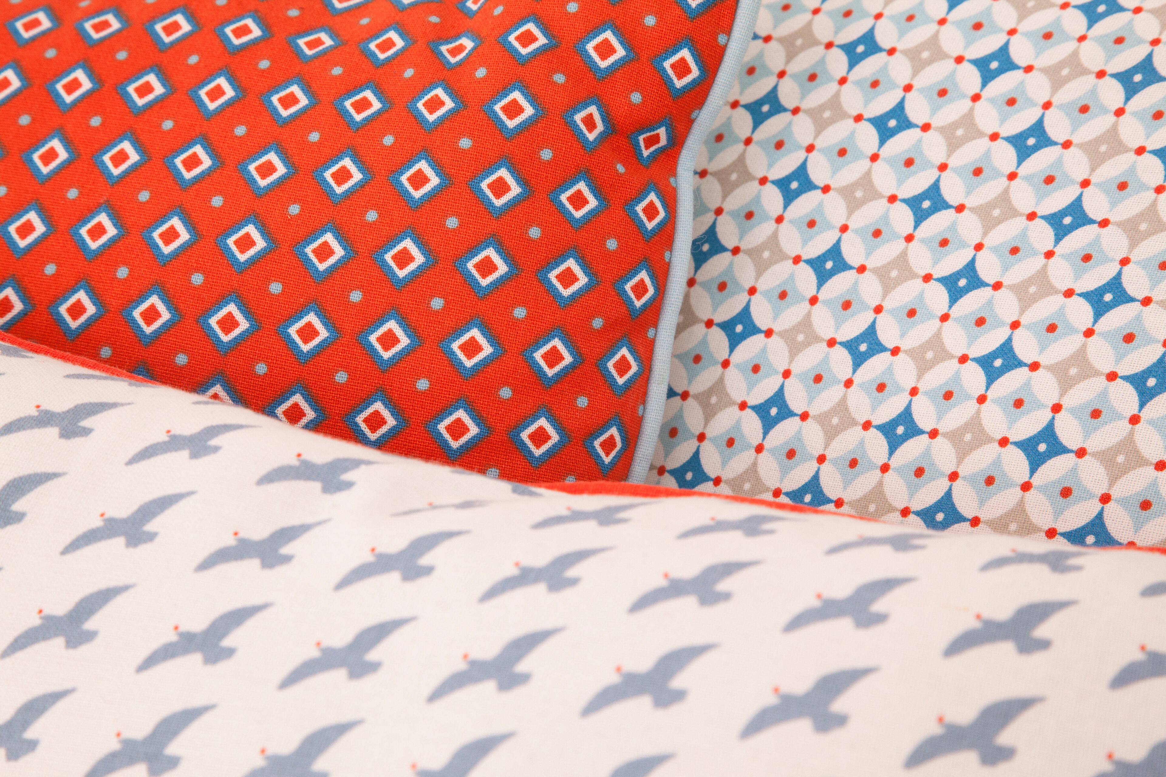 Primer plano de una cama con ropa de cama estampada.
