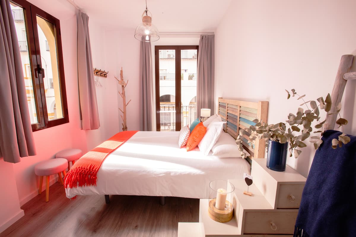 Habitación doble, 1 habitación (Blue) à Suites del Arenal. Blue. COME TO SEVILLA | Gebar bulu kapas, dihias secara berasingan