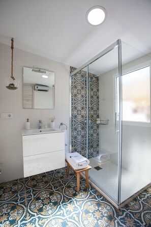 Quadrupla Deluxe | Bagno | Doccia, asciugacapelli, asciugamani, sapone