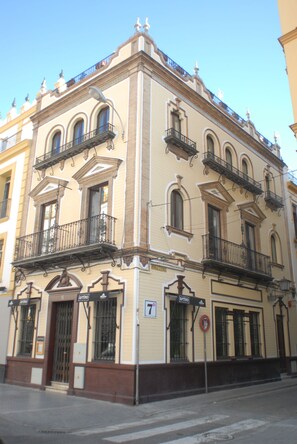Front of property - Suites del Arenal Olehousing (Seville)