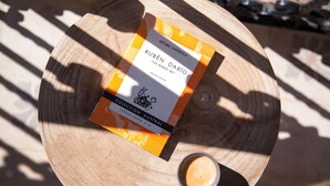 Un livre intitulé « RUBÉN DARÍO » et une tasse de café sur une table en bois.