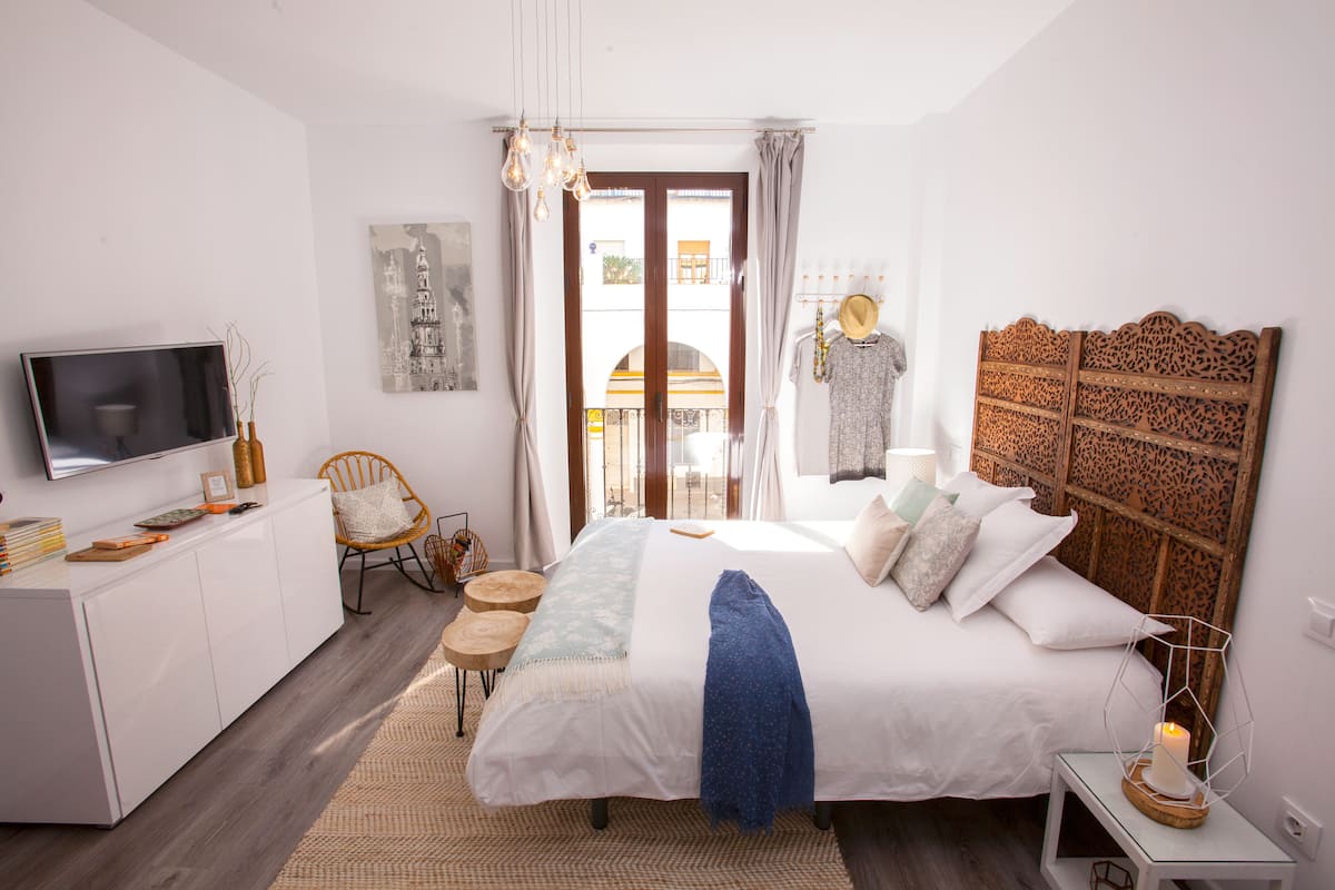 Habitación doble, 1 habitación (White) à Suites del Arenal. White. COME TO SEVILLA | Gebar bulu kapas, dihias secara berasingan