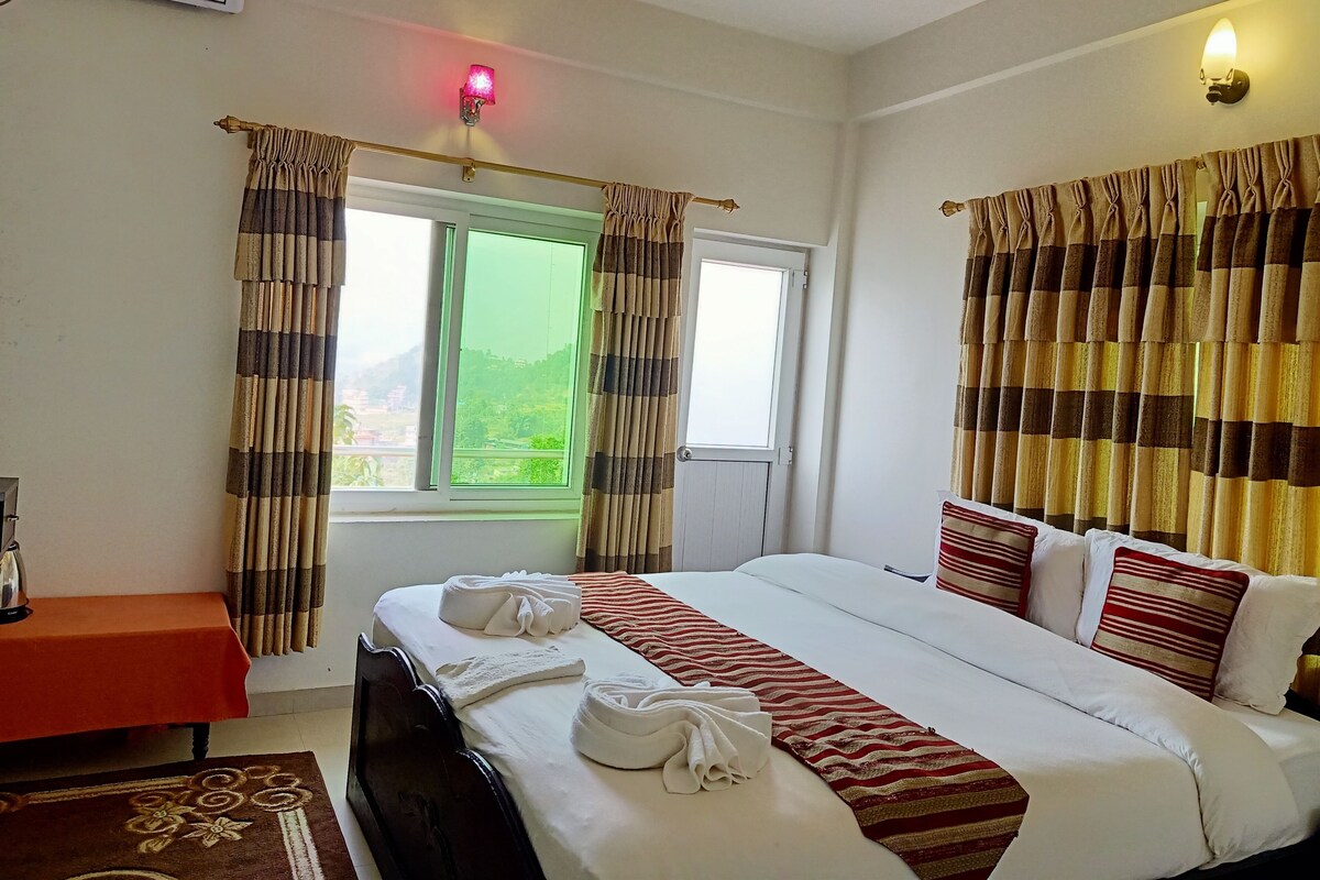 Quarto casal luxo de uso individual, 1 quarto, para não fumantes, vista para o jardim | Cofres nos quartos, escrivaninha, berços (sobretaxa), Wi-Fi de cortesia