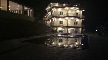 Fachada da propriedade à noite