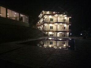 Fassade der Unterkunft – Abend/Nacht