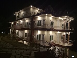 Fassade der Unterkunft – Abend/Nacht