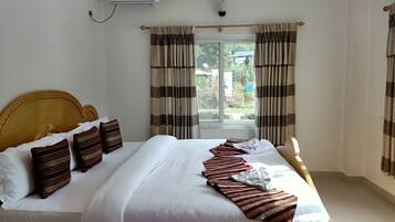 Suíte | Cofres nos quartos, escrivaninha, berços (sobretaxa), Wi-Fi de cortesia