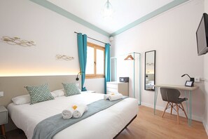 Kahden hengen huone | Memory foam -patjalliset sängyt, tallelokero huoneessa, työpöytä