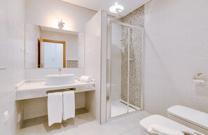 Studio | Bathroom | Shower, hair dryer, bidet, towels - Apartamentos Sol e Ria (Olhao)