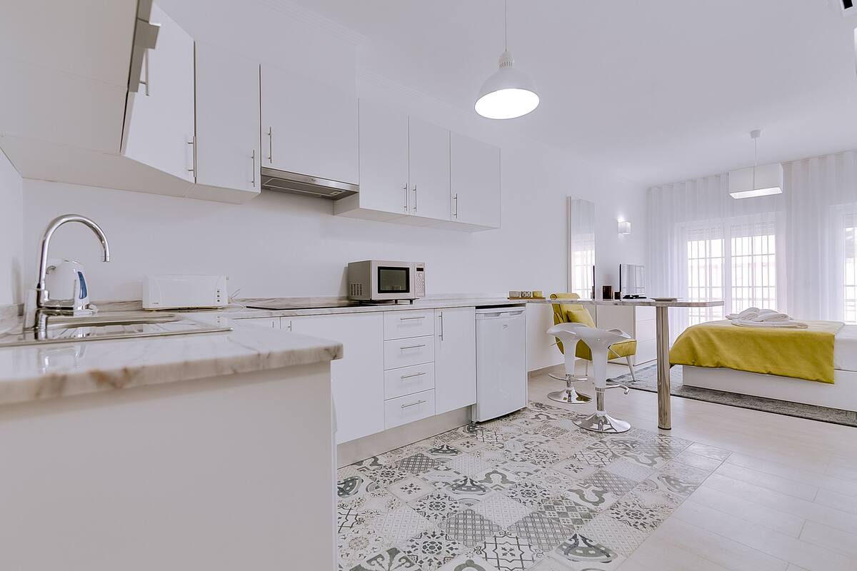 studio | private kitchen | fridge, microwave, stovetop, dishwasher