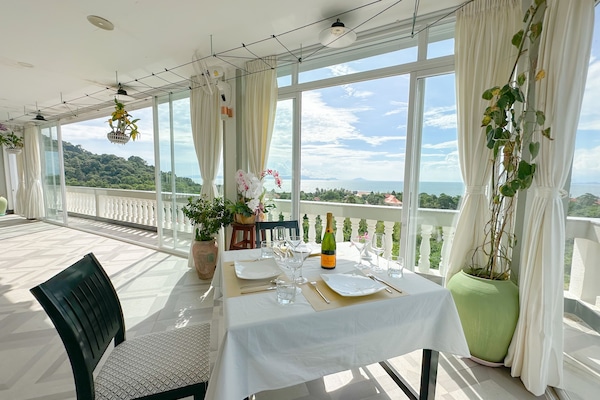 Melayani sarapan, makan siang, makan malam; sajian masakan lokal