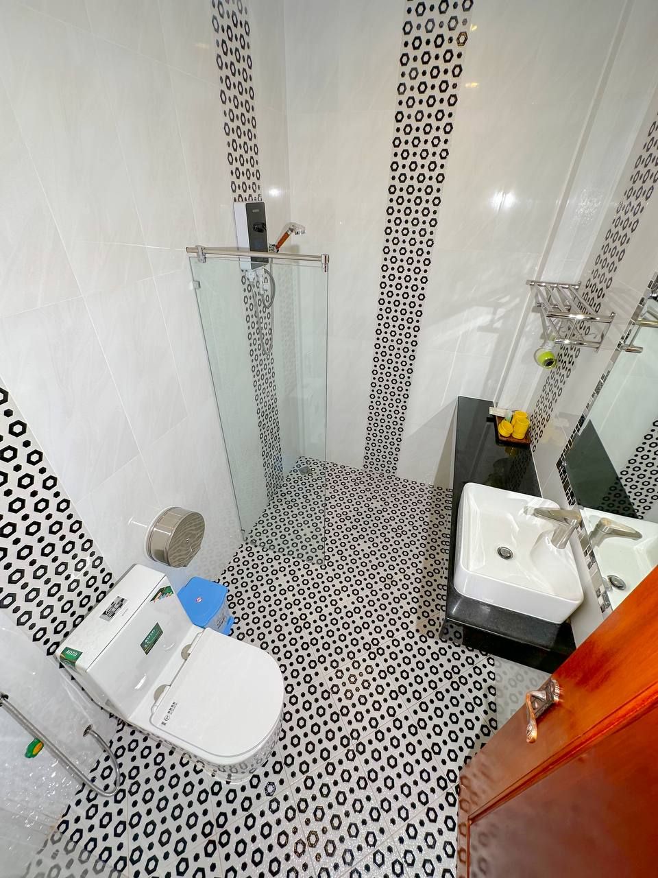 Un baño con lavamanos blanco, inodoro y zona de ducha.