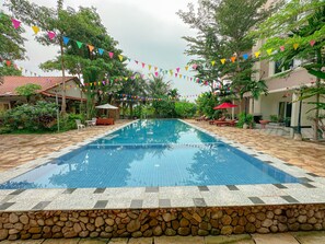 Outdoor pool, open 7:30 AM to 10:30 PM, pool umbrellas, pool loungers - Summer Resort (Kep)