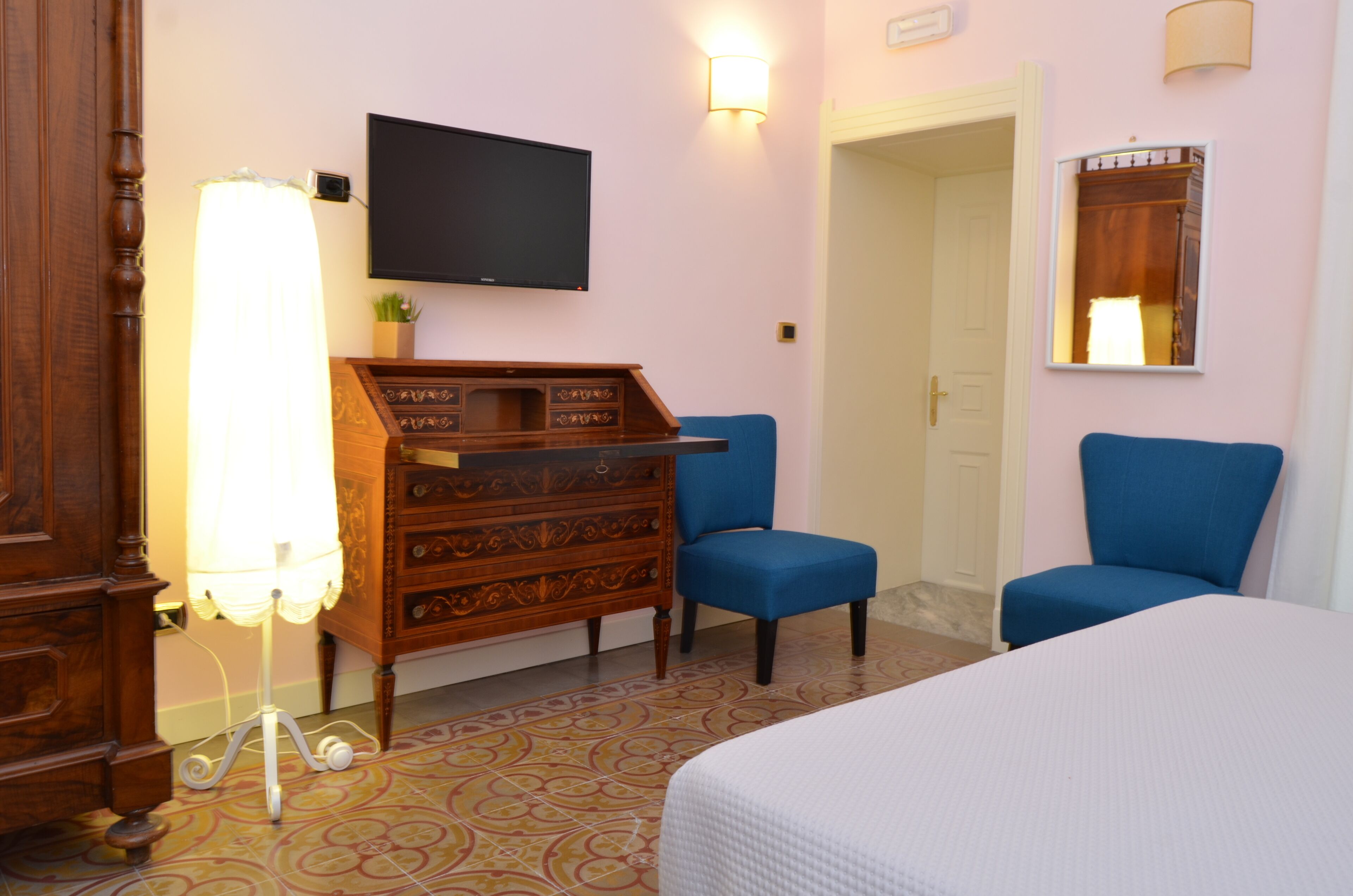 أغطية فراش متميزة وخزنة داخل الغرفة وطراز فريد لكل وحدة ومكتب