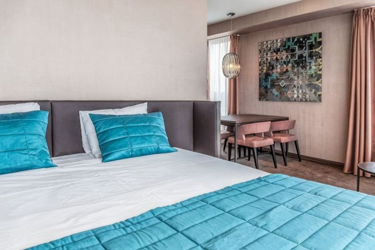 Ein Hotelzimmer mit einem Bett, einem Schreibtisch und einem Stuhl.