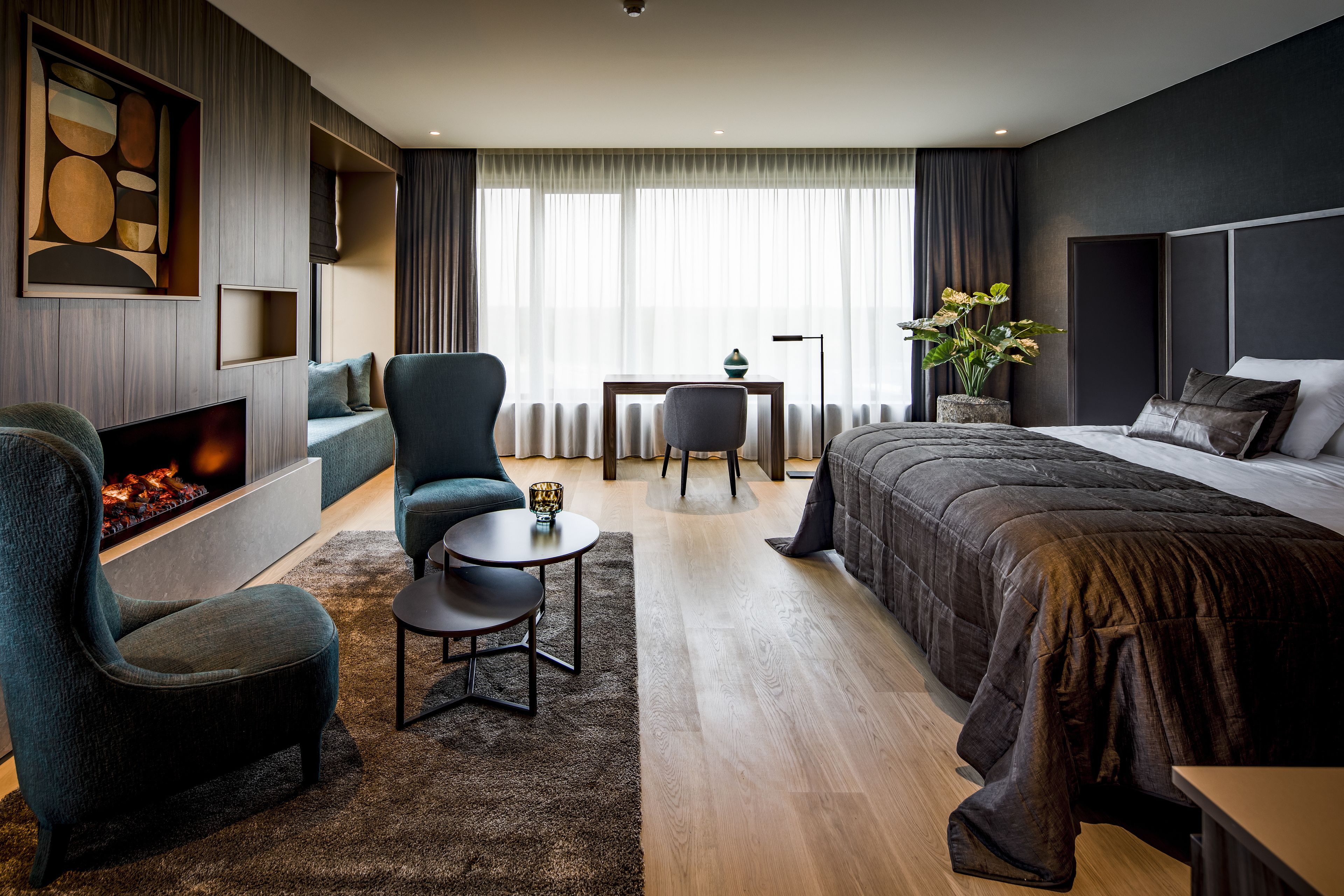 suite | in-room safe, desk, soundproofing, free wifi