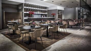 بوفيه فطور يوميًا بتكلفة قدرها (18.5 EUR للشخص)