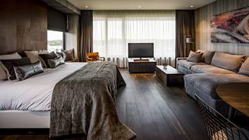 خزنة داخل الغرفة ومكتب وتجهيزات عازلة للصوت وواي فاي مجانًا